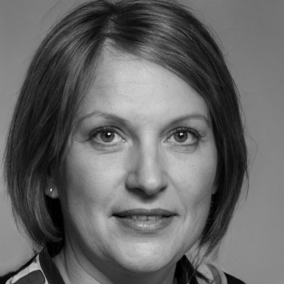 Retrato de profesional trabajando en análisis financiero